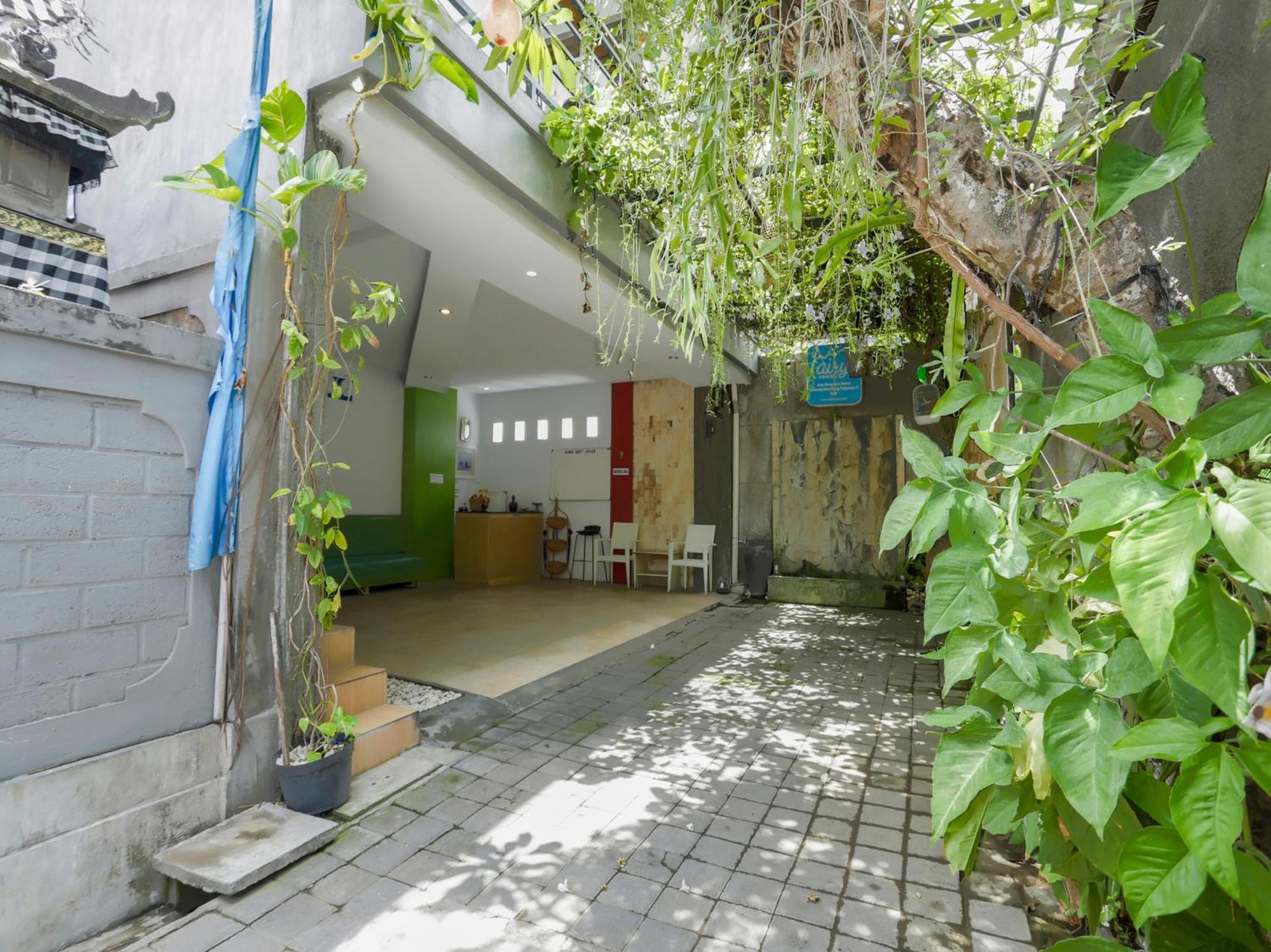 Oyo 3852 Valomia Guest House Denpasar Exteriör bild